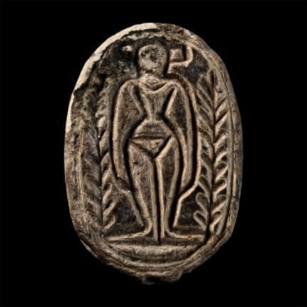 Scarabeo egizio in steatite con figura nuda. Secon