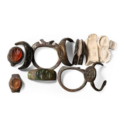 Gruppo di anelli romani in bronzo con castone. II-