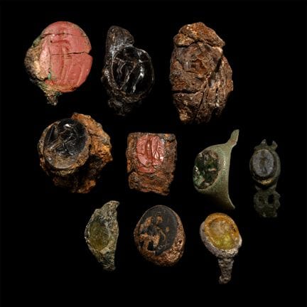 Gruppo di castoni per anelli in bronzo romano. II-