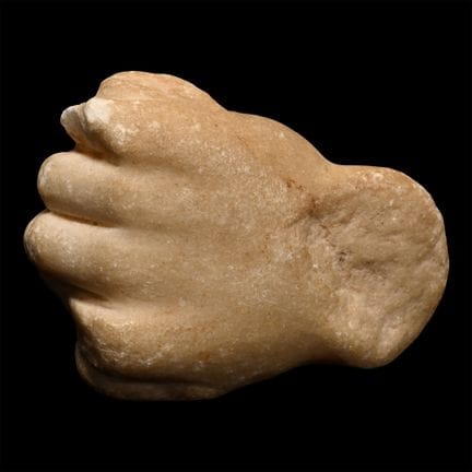 Mano in marmo romano proveniente da una statua. II