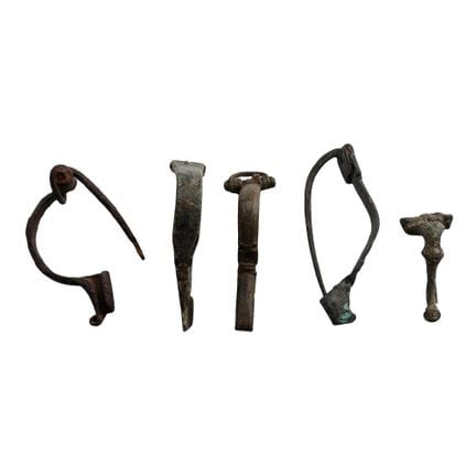 Collezione di fibule a forma di arco e di tromba i