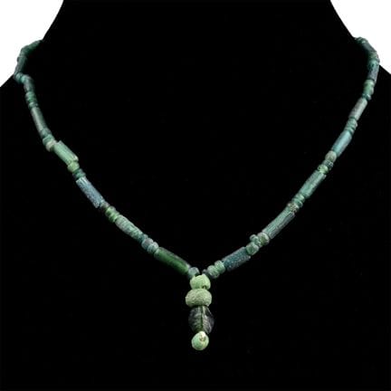 Collana con perline di vetro verde smeraldo di sti