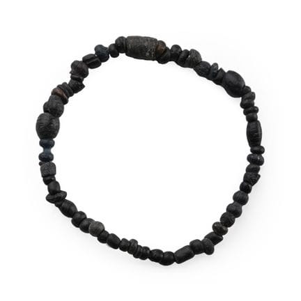 Bracciale romano con perline di vetro nero. Circa 