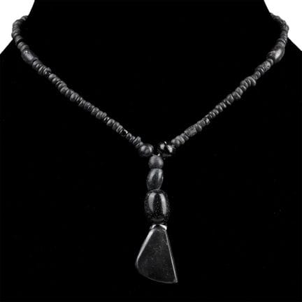 Collana con perline in vetro nero romano e di altr