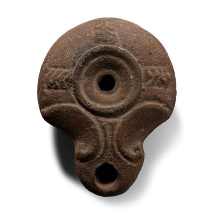 Lampada a olio romano-egizia in terracotta a forma