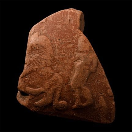Frammento di ciotola romana in terracotta rossa co