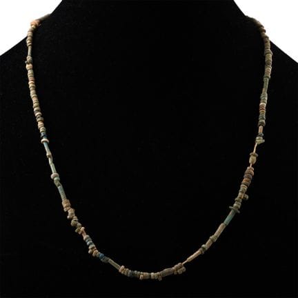Collana egizia in faience con perline a forma di m