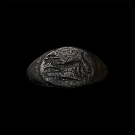 Anello greco in bronzo con leone accovacciato. Per