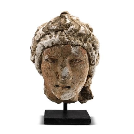Testa di donna in stucco di epoca ellenistica. III