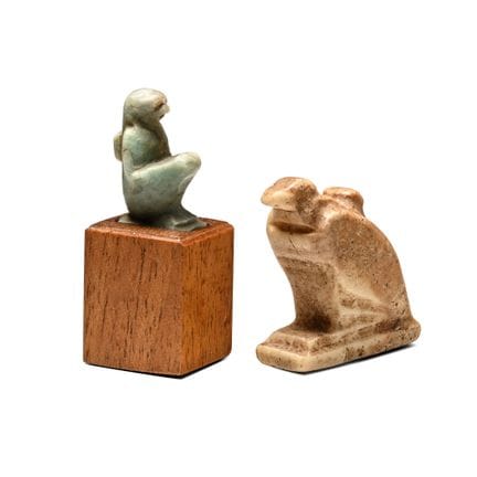 Collezione di amuleti egizi in pietra. Nuovo Regno