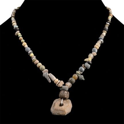 Collana con perline in vetro romano e di altro tip