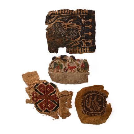 Frammenti tessili di tuniche copte egizie raffigur