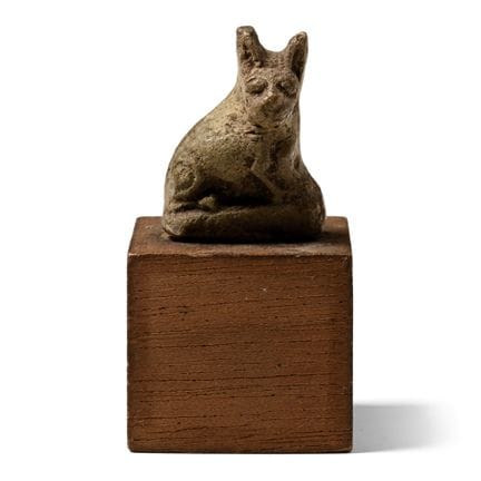 Amuleto egizio in faience raffigurante un gatto. P