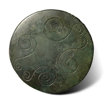 Medaglione scita in bronzo con coppie di volute ma