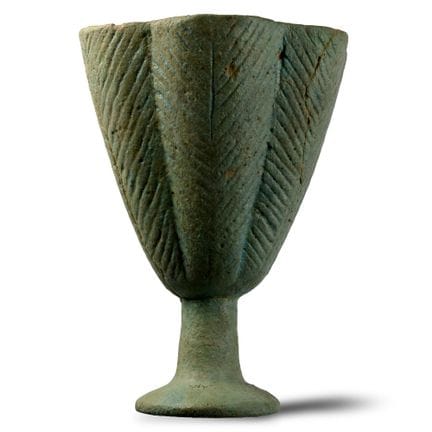 Calice egizio in faience smaltato di blu raffigura