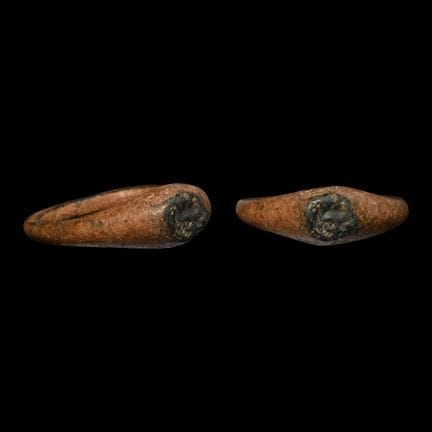 Anello romano in bronzo con figura animale. Circa 