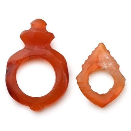 Collezione di anelli egizi in corniola. I millenni