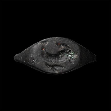Anello greco in bronzo con delfino. Periodo elleni