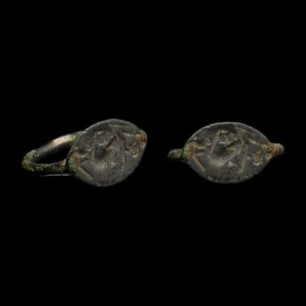 Anello greco in bronzo con figura di animale o cen