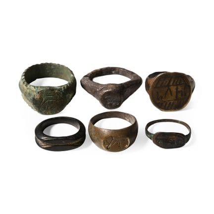 Collezione di anelli in bronzo dall’epoca romana a