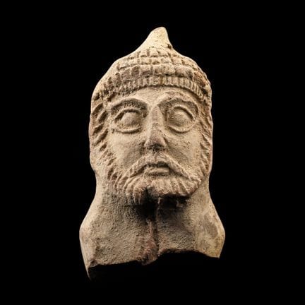 Busto di guerriero in terracotta di origine partic