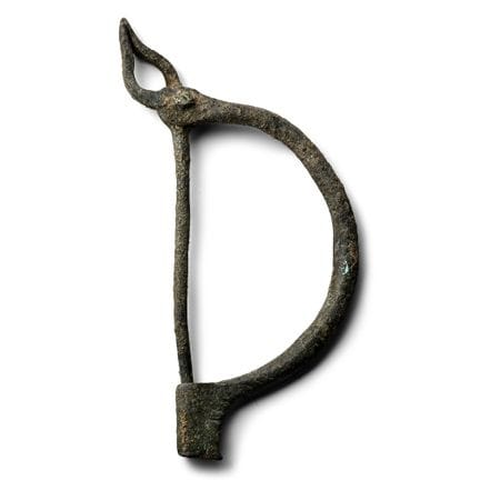Spilla romana a forma di arco con pinza in bronzo.