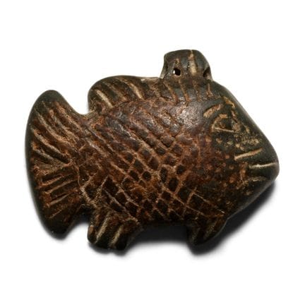 Amuleto egizio a forma di pesce in pietra marrone.