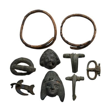 Collezione di reperti in bronzo di epoca romana. I