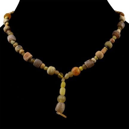 Collana con perline in vetro giallo di tipo romano