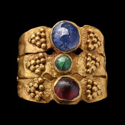Anello romano in oro a triplo anello con zaffiro e
