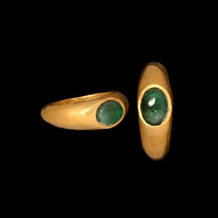 Anello romano in oro con smeraldo cabochon. II-III