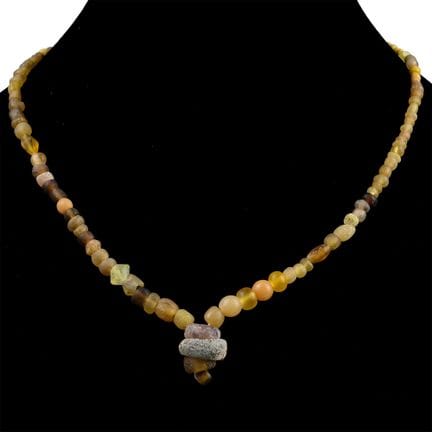 Collana con perline in vetro giallo romano e di al