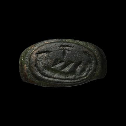 Bague romaine en bronze représentant une galère mi