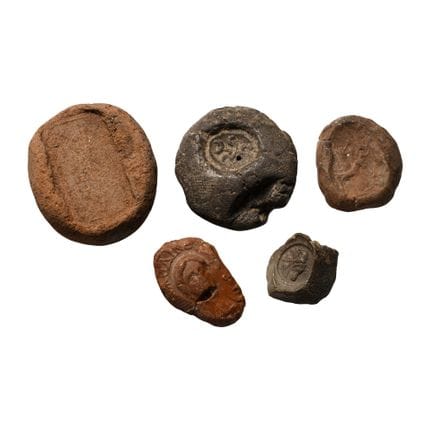 Ensemble de bulles romaines et autres en terre cui