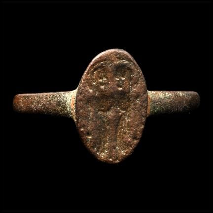 Byzantinischer Bronzering mit zwei Heiligen. 6.–7.