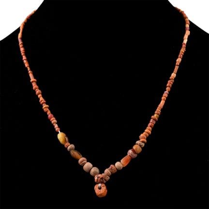 Collier composé de perles de verre romaines et aut