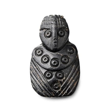 Westasiatische Götterfigur aus schwarzem Stein. 1.