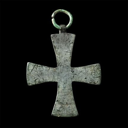 Byzantinischer Bronzekreuzanhänger mit Inschrift. 