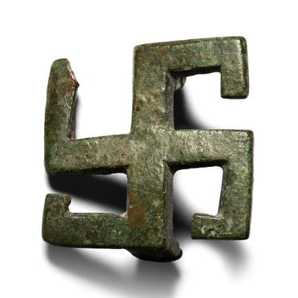 Broche romaine en bronze en forme de « fylfot ». I