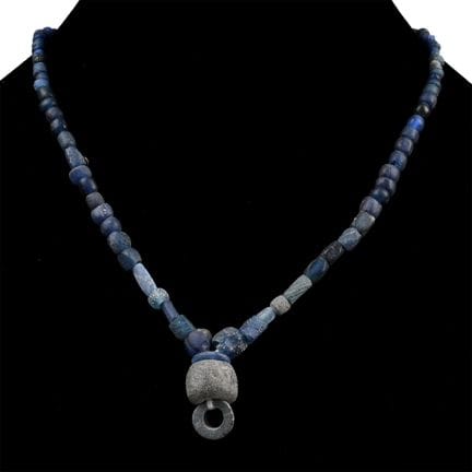 Collier en perles de verre bleu foncé de style rom