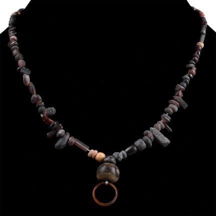 Collier composé de perles de verre romaines et d'a