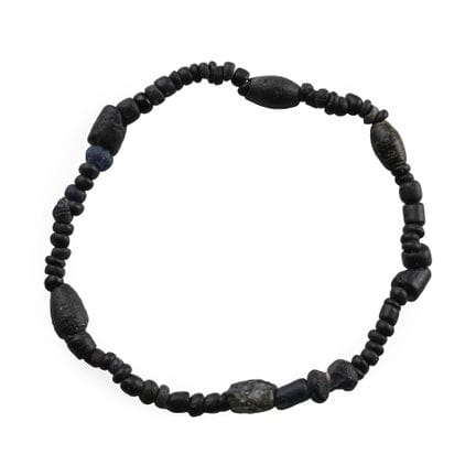 Bracelet romain en perles de verre noir. Vers le I