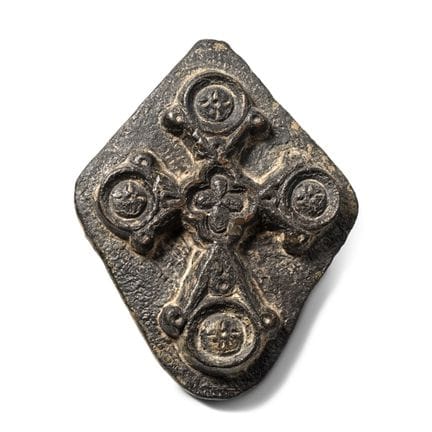 Byzantinischer Bronzekreuzanhänger, Repoussé-Techn