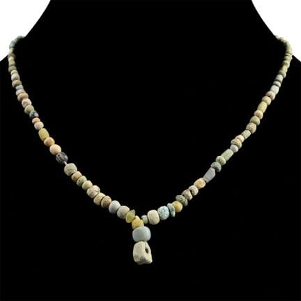 Collier composé de perles en faïence romaine et d'