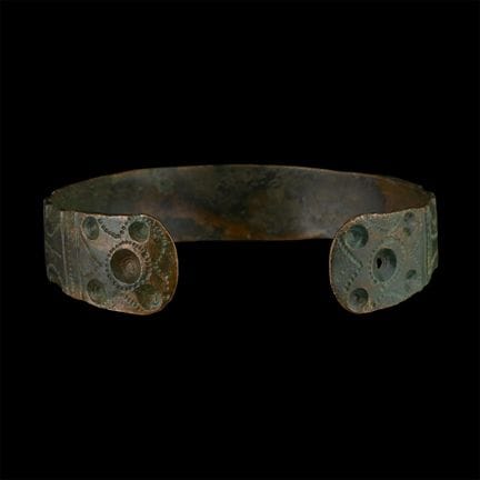 Bracelet romain en bronze décoré. Vers les IVe-Ve 