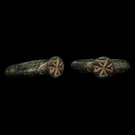 Byzantinischer Bronzering mit Kreuz. Um das 6. bis