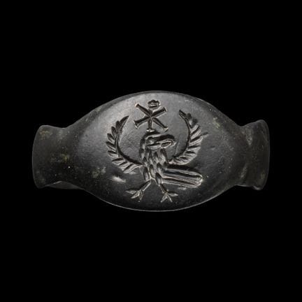 Byzantinischer Bronzering mit Adler und Christogra