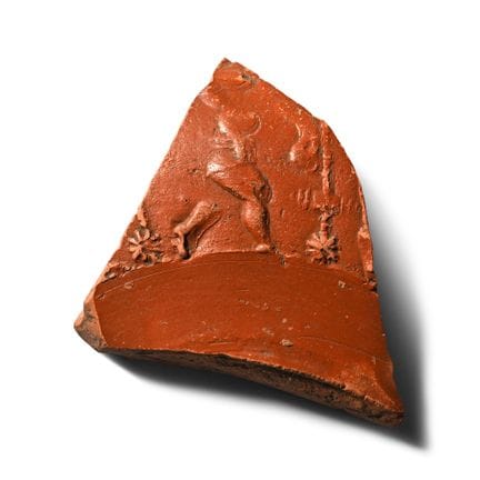 Fragment de bol en faïence romaine représentant un
