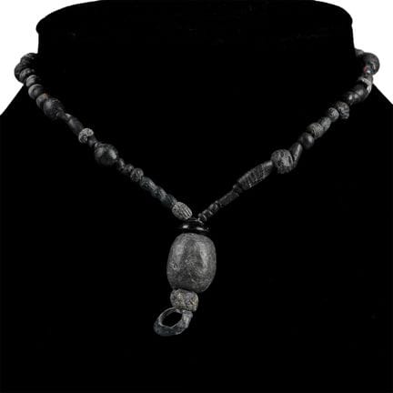 Collier composé de perles romaines et d’autres per