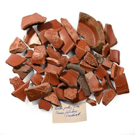 Ensemble de fragments de bols en faïence romaine «